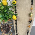 Collana siciliana con perle di lava annodate a mano, limone ceramica di Caltagirone, grappoli di perle di lava e Agata gialla. Collane caratteristiche siciliane