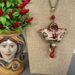 Ciondolo siciliano con borsetta ceramica di Caltagirone, perle naturali, pietre dure e corallo. Ciondoli artigianali siciliani