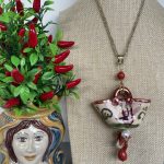 Ciondolo siciliano con borsetta ceramica di Caltagirone, perle naturali, pietre dure e corallo. Ciondoli artigianali siciliani