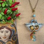 Ciondolo siciliano con borsetta ceramica di Caltagirone dipinta a mano. Ciondoli artigianali siciliani