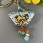 Ciondolo siciliano con borsetta ceramica di Caltagirone dipinta a mano. Ciondoli artigianali siciliani