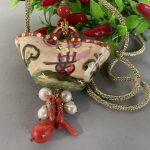 Ciondolo siciliano con borsetta ceramica di Caltagirone, perle naturali, pietre dure e corallo. Ciondoli artigianali siciliani