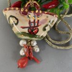 Ciondolo siciliano con borsetta ceramica di Caltagirone, perle naturali, pietre dure e corallo. Ciondoli artigianali siciliani