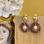 Orecchini siciliani artigianali con Cuore sacro, cerchio di Ametista e perla barocca. Cuori e cuori Sacri
