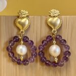 Orecchini siciliani artigianali con Cuore sacro, cerchio di Ametista e perla barocca. Cuori e cuori Sacri