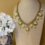 Collana con catena e mattonelle di ceramica a tema “Limoni” e gocce gialle. Collane artigianali con catene