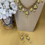 Collana con catena e mattonelle di ceramica a tema “Limoni” e gocce gialle. Collane artigianali con catene