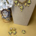Collana con catena e mattonelle di ceramica a tema “Limoni” e gocce gialle. Collane artigianali con catene