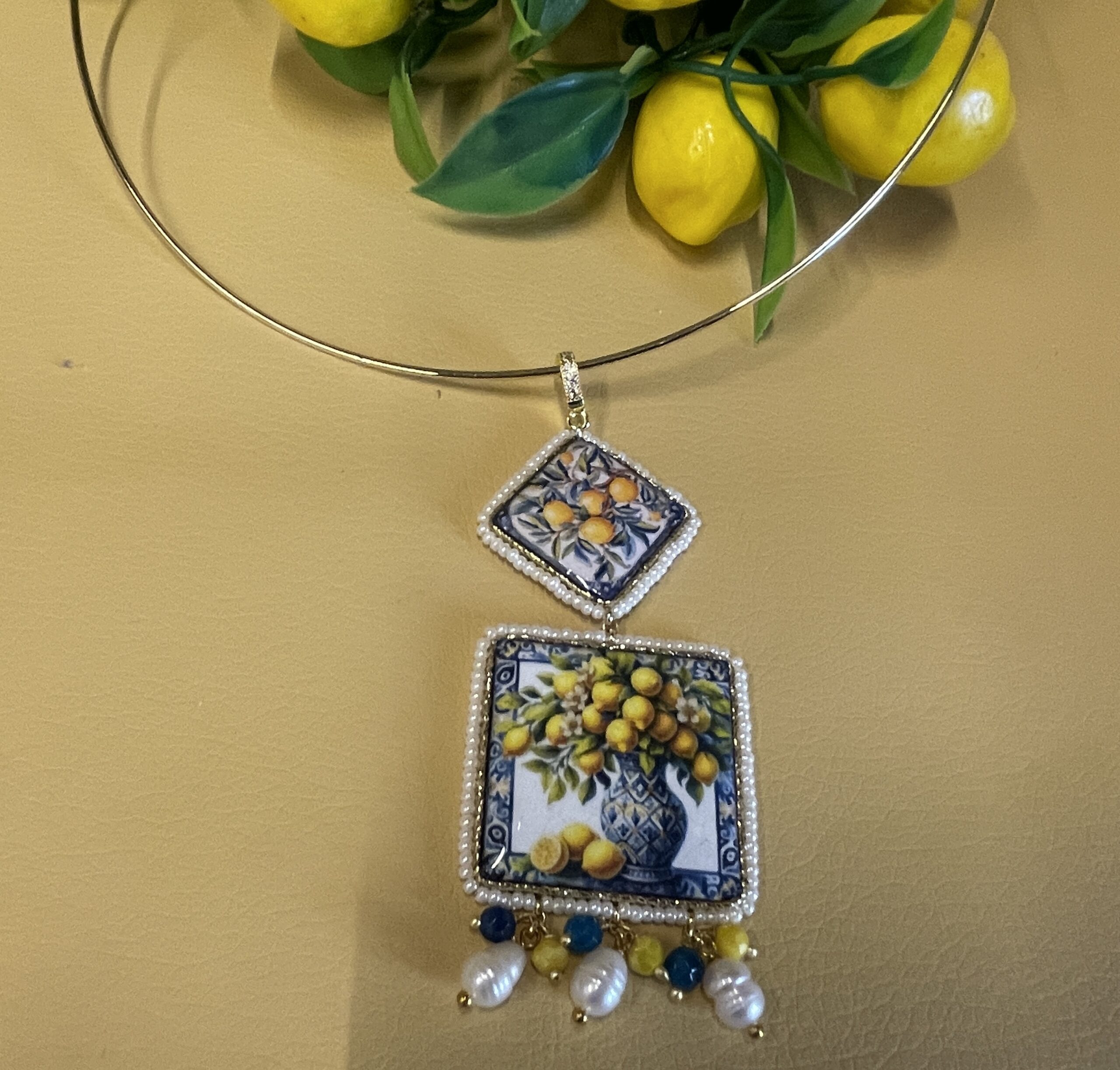 Ciondolo siciliano artigianale con due mattonelle di Caltagirone decorate con Limoni. Ciondoli artigianali siciliani