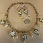 Collana con catena e mattonelle di ceramica a tema “Limoni” e gocce gialle. Collane artigianali con catene
