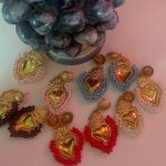 Orecchini siciliani con Cuore sacro e perline colorate in vari colori. Cuori e cuori Sacri