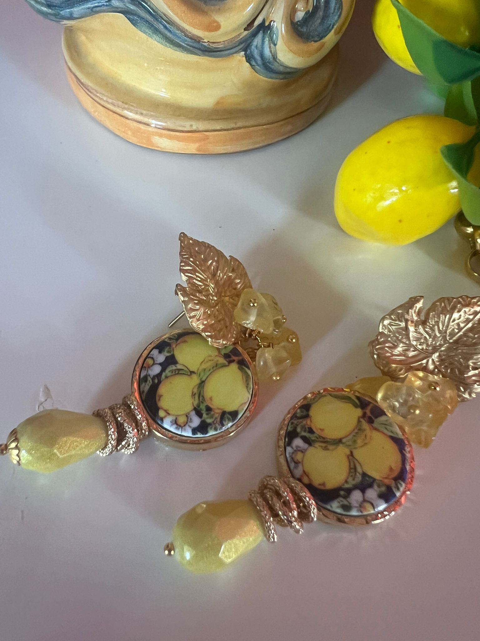 Orecchini siciliani con mattonella Caltagirone a tema “Limoni”. Limoni e Agrumi
