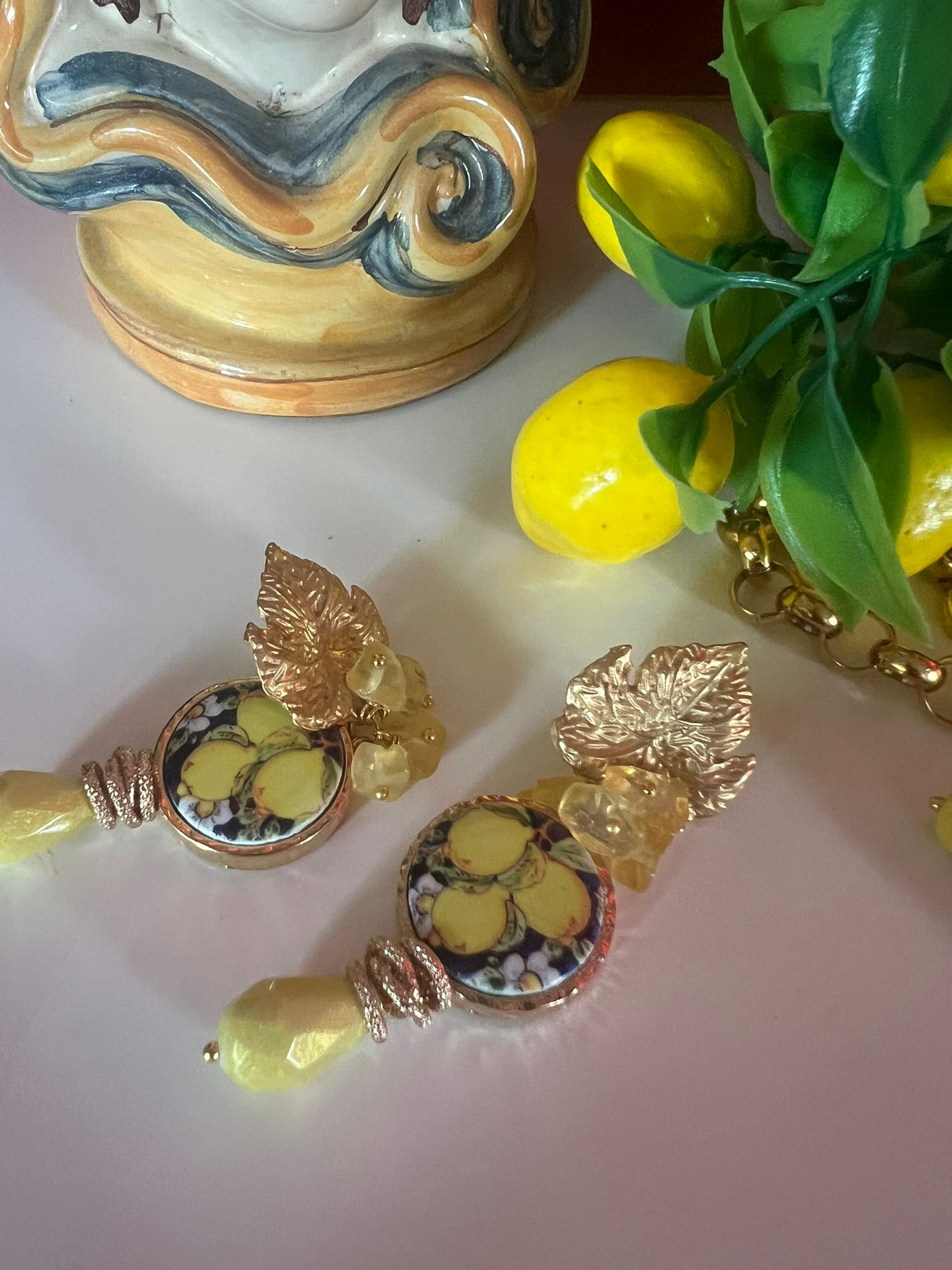 Orecchini siciliani con mattonella Caltagirone a tema “Limoni”. Limoni e Agrumi