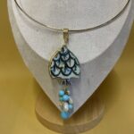 Collare rigido con Pigna di ceramica di Caltagirone e grappolo di perle assortite. Collane caratteristiche siciliane