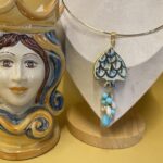 Collare rigido con Pigna di ceramica di Caltagirone e grappolo di perle assortite. Collane caratteristiche siciliane