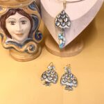 Collare rigido con Pigna di ceramica di Caltagirone e grappolo di perle assortite. Collane caratteristiche siciliane