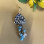 Collare rigido con Pigna di ceramica di Caltagirone e grappolo di perle assortite. Collane caratteristiche siciliane
