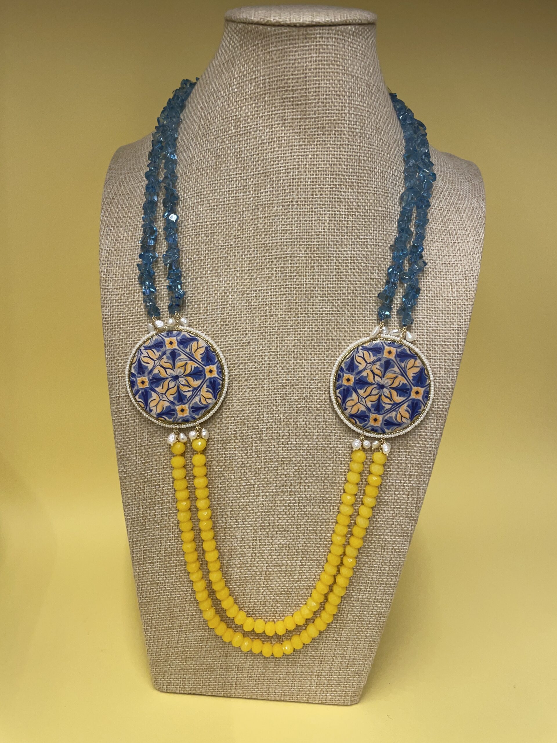 Collana artigianale con medaglioni double-face raffiguranti Limoni e fantasie geometriche, doppio colore giallo e acquamarina. Collane caratteristiche siciliane