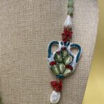 Collana artigianale siciliana con Giada verde e Anfora di ceramica di Caltagirone dipinta a mano. Collane caratteristiche siciliane