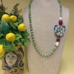Collana artigianale siciliana con Giada verde e Anfora di ceramica di Caltagirone dipinta a mano. Collane caratteristiche siciliane