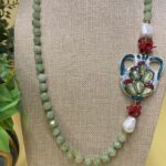 Collana artigianale siciliana con Giada verde e Anfora di ceramica di Caltagirone dipinta a mano. Collane caratteristiche siciliane