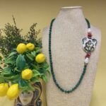 Collana artigianale siciliana con Anfora di ceramica di Caltagirone dipinta a mano e perle di Agata verde. Collane caratteristiche siciliane