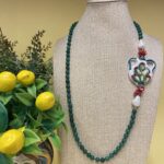 Collana artigianale siciliana con Anfora di ceramica di Caltagirone dipinta a mano e perle di Agata verde. Collane caratteristiche siciliane
