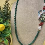Collana artigianale siciliana con Anfora di ceramica di Caltagirone dipinta a mano e perle di Agata verde. Collane caratteristiche siciliane