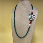 Collana artigianale siciliana con Anfora di ceramica di Caltagirone dipinta a mano e perle di Agata verde. Collane caratteristiche siciliane
