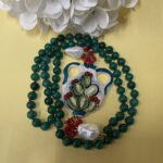Collana artigianale siciliana con Anfora di ceramica di Caltagirone dipinta a mano e perle di Agata verde. Collane caratteristiche siciliane