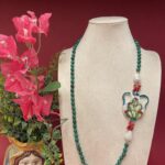 Collana artigianale siciliana con Anfora di ceramica di Caltagirone dipinta a mano e perle di Agata verde. Collane caratteristiche siciliane