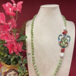 Collana artigianale siciliana con Giada verde e Anfora di ceramica di Caltagirone dipinta a mano. Collane caratteristiche siciliane
