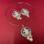 Orecchini con Cammeo raffigurante Putto, gancio argento 925 e perle di fiume. Orecchini con Cammeo