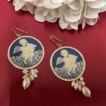 Orecchini con Cammeo raffigurante Putto, gancio argento 925 e perle di fiume. Orecchini con Cammeo