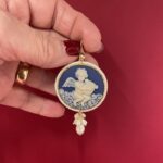 Orecchini con Cammeo raffigurante Putto, gancio argento 925 e perle di fiume. Orecchini con Cammeo