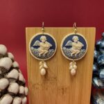 Orecchini con Cammeo raffigurante Putto, gancio argento 925 e perle di fiume. Orecchini con Cammeo