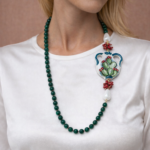 Collana artigianale siciliana con Anfora di ceramica di Caltagirone dipinta a mano e perle di Agata verde. Collane caratteristiche siciliane