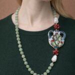 Collana artigianale siciliana con Giada verde e Anfora di ceramica di Caltagirone dipinta a mano. Collane caratteristiche siciliane