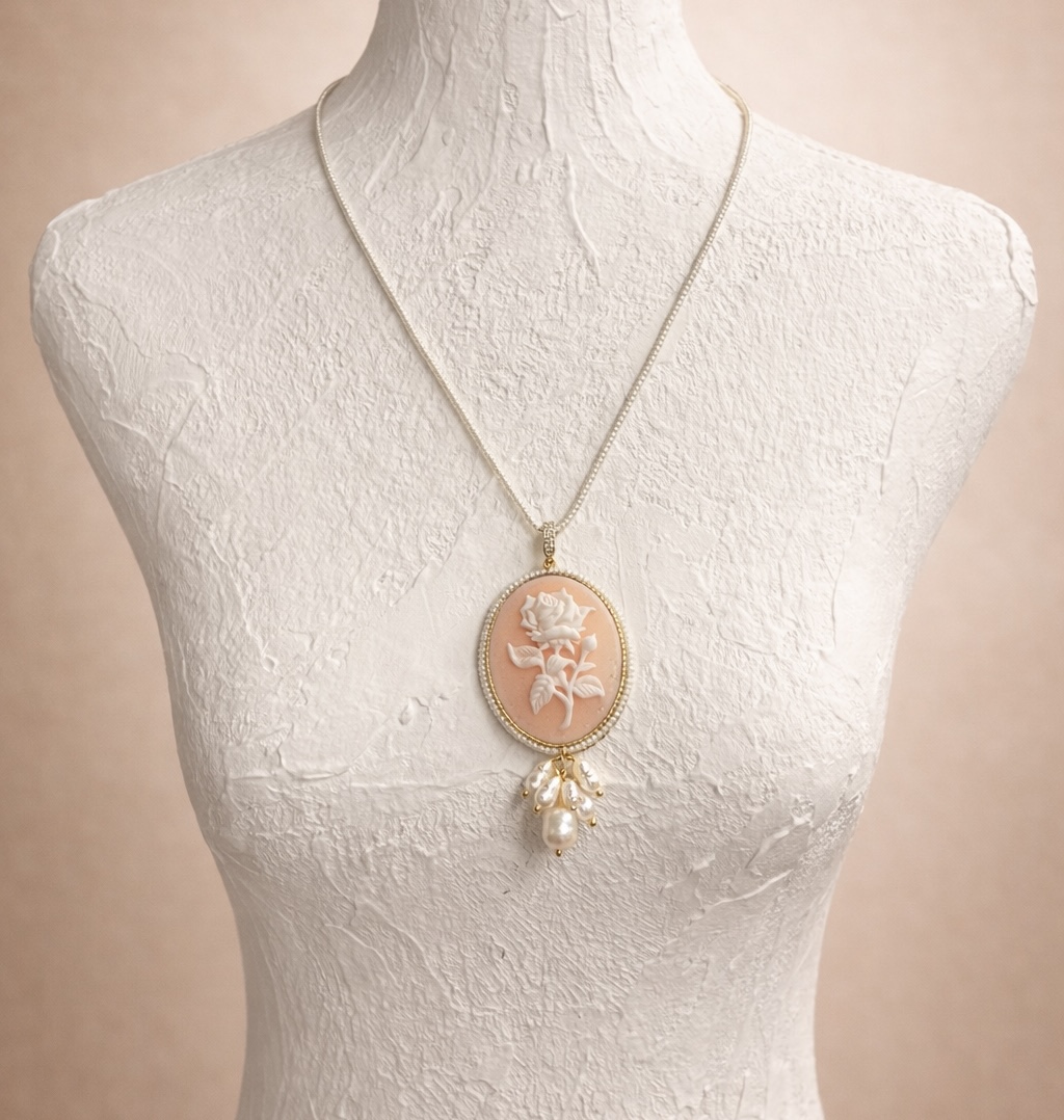 Collana con ciondolo cammeo