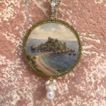 Collana con ciondolo “Vedute di Sicilia” – Isola Bella Taormina Collane caratteristiche siciliane