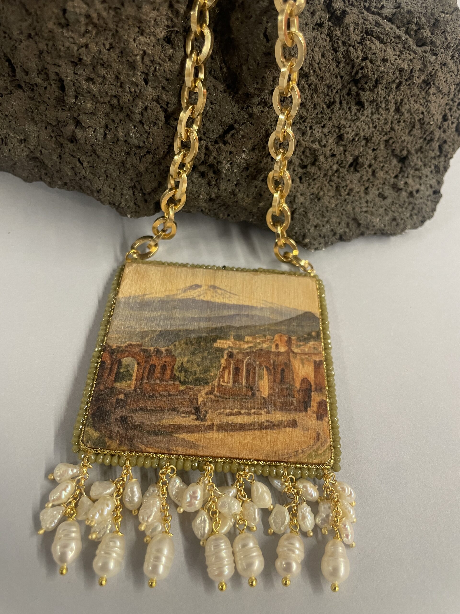collana artigianale con etna e teatro greco
