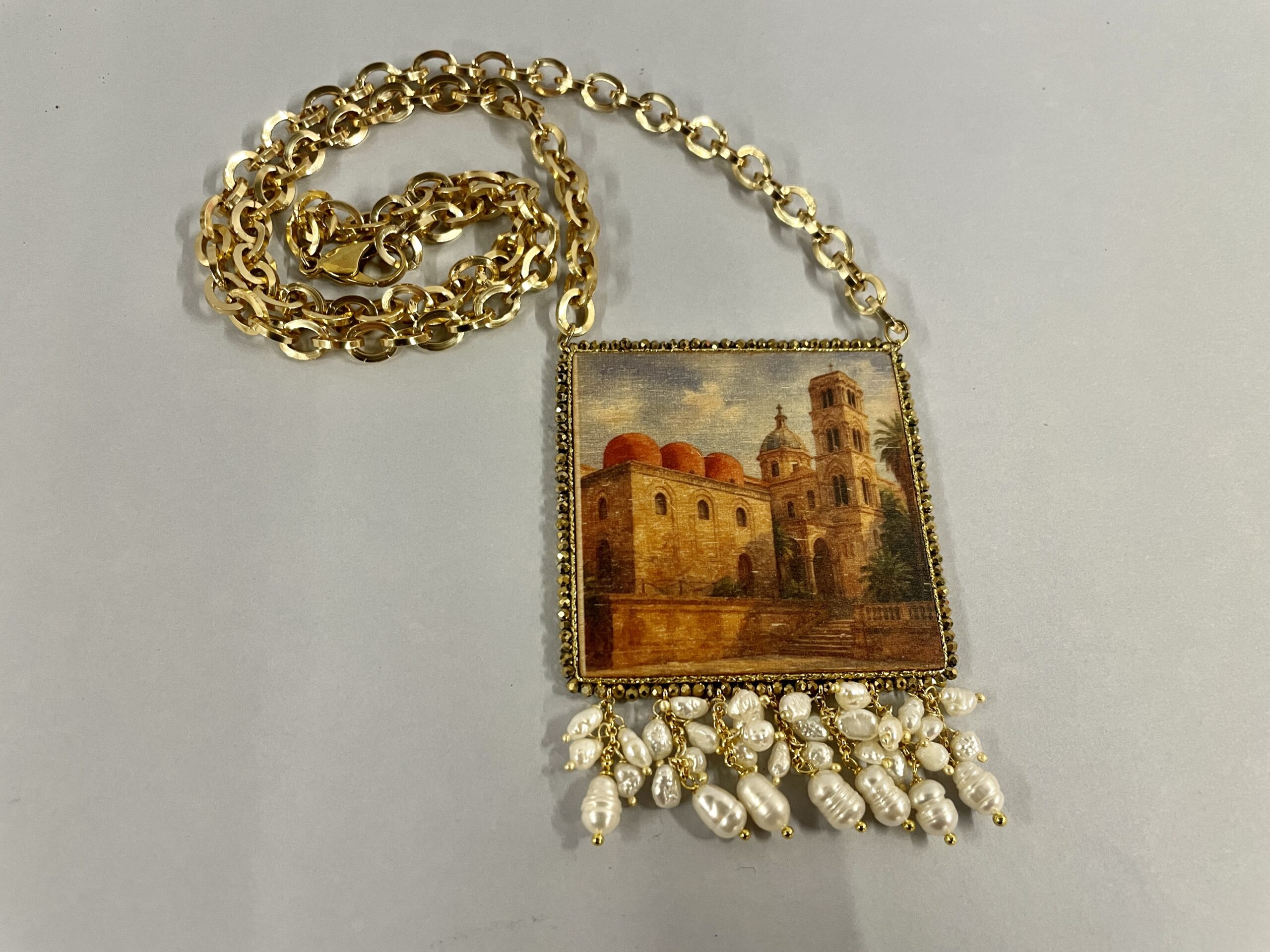 Collana siciliana Palermo arabo-normanna – Collana artigianale con ciondolo e perle di fiume Collane caratteristiche siciliane
