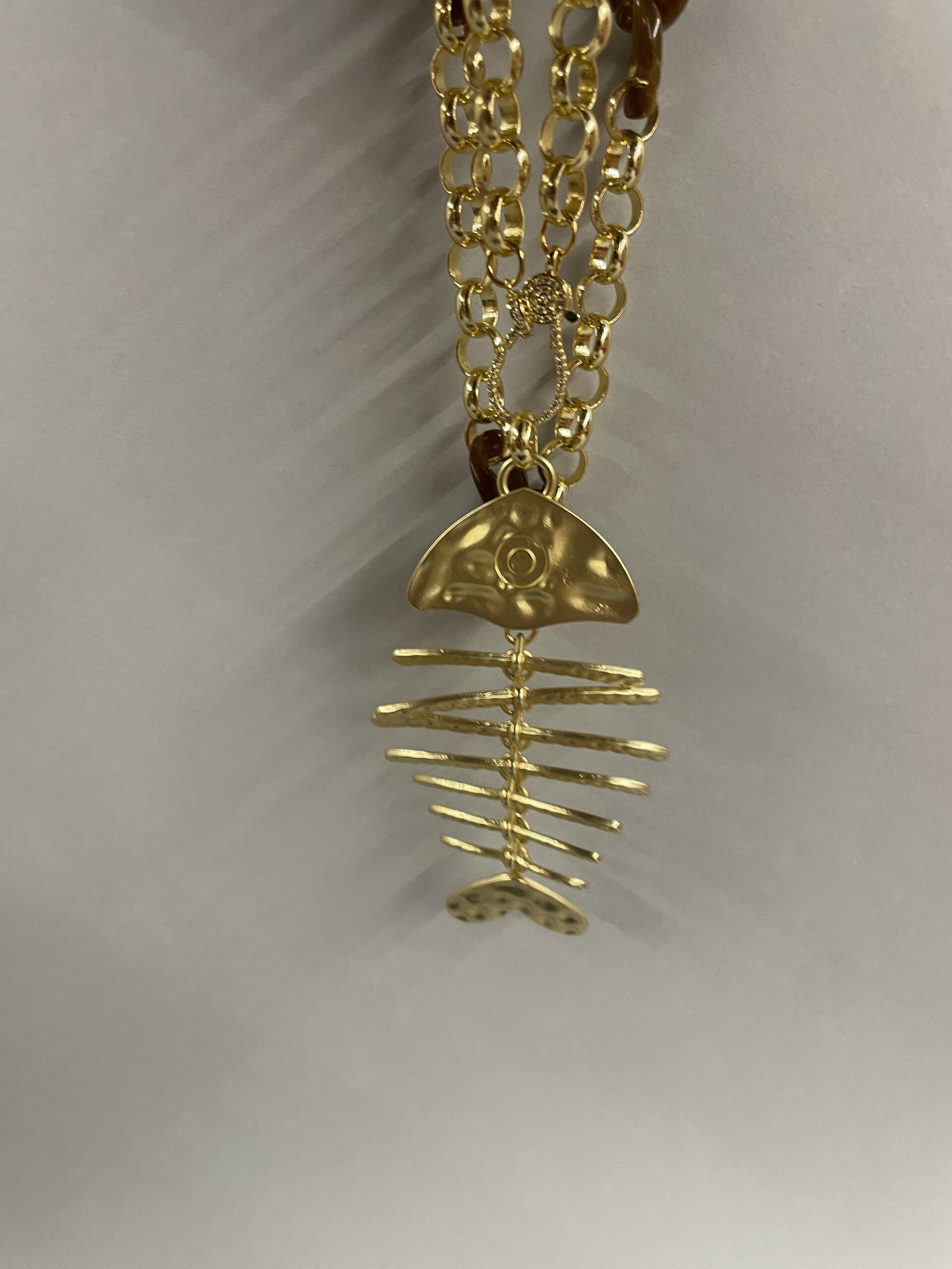 collana con catena alluminio e resina e pesce