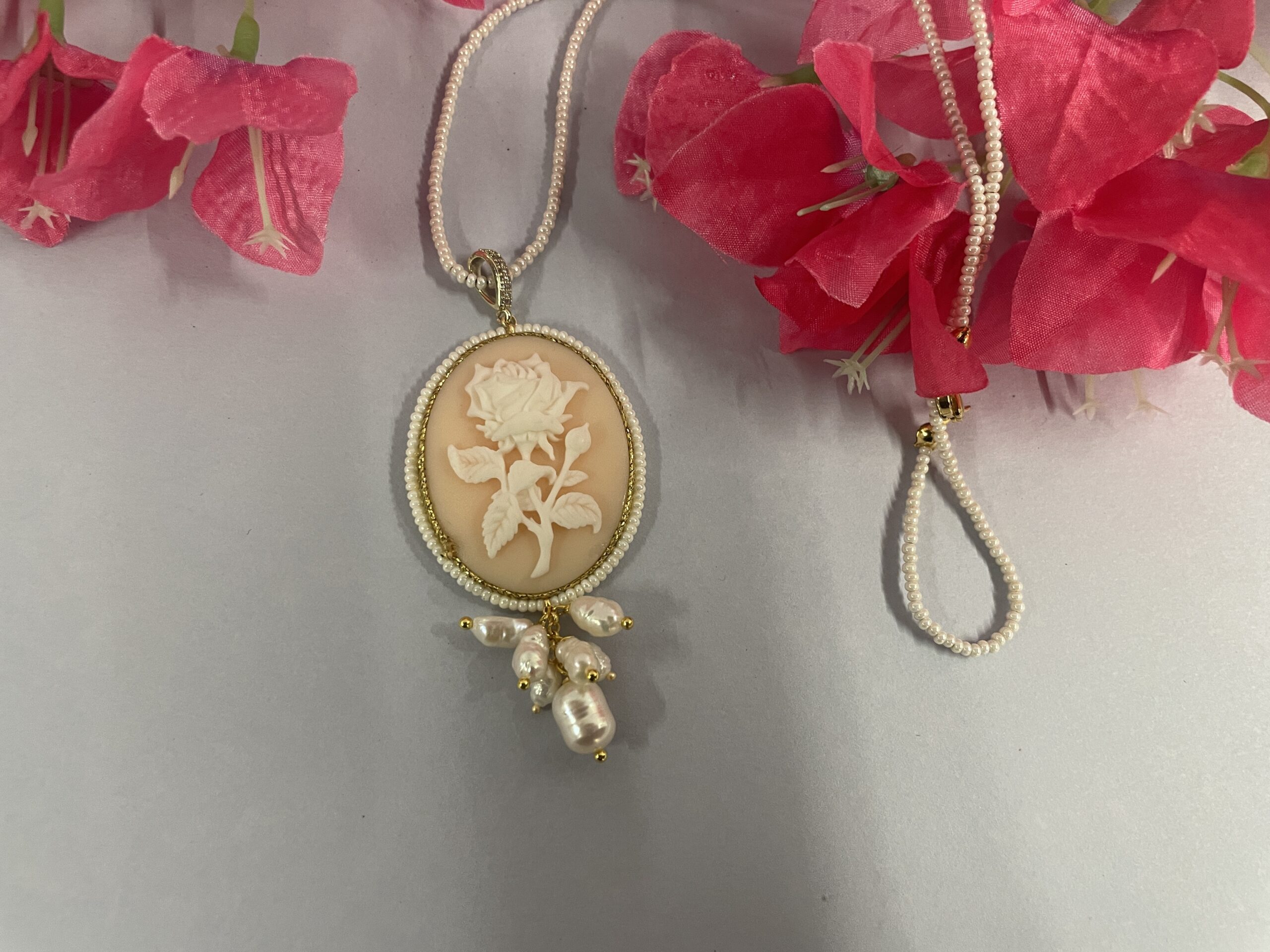 collana con ciondolo ovale resina rosa