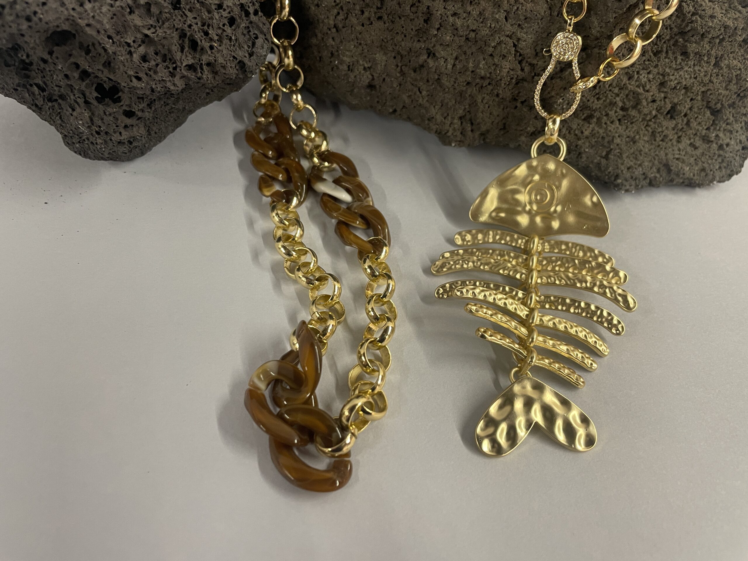 collana con ciondolo pesce