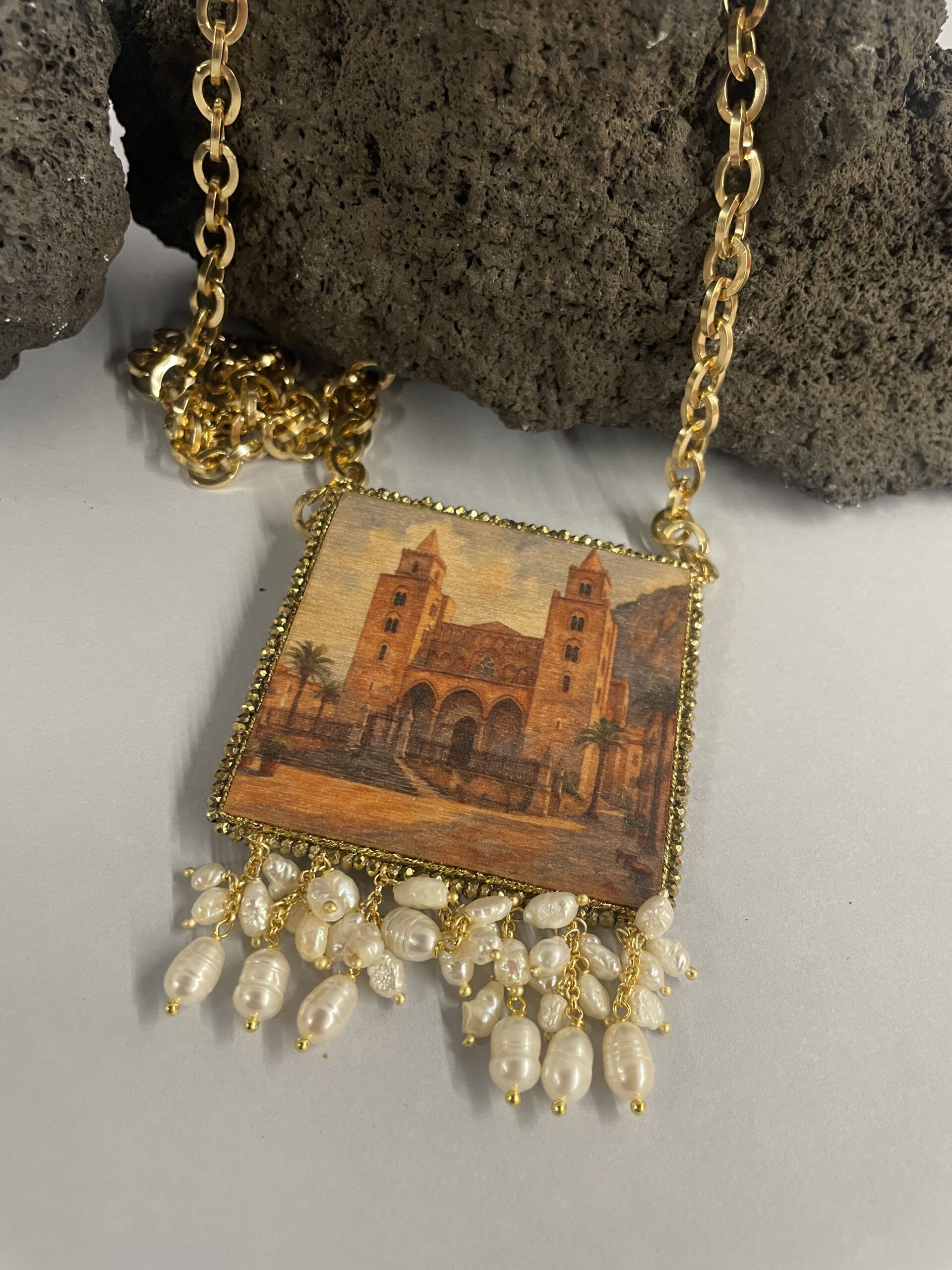 Collana siciliana artigianale Duomo di Cefalù – Collana con ciondolo in legno, perle di fiume, gioiello ispirato alla Sicilia Collane caratteristiche siciliane