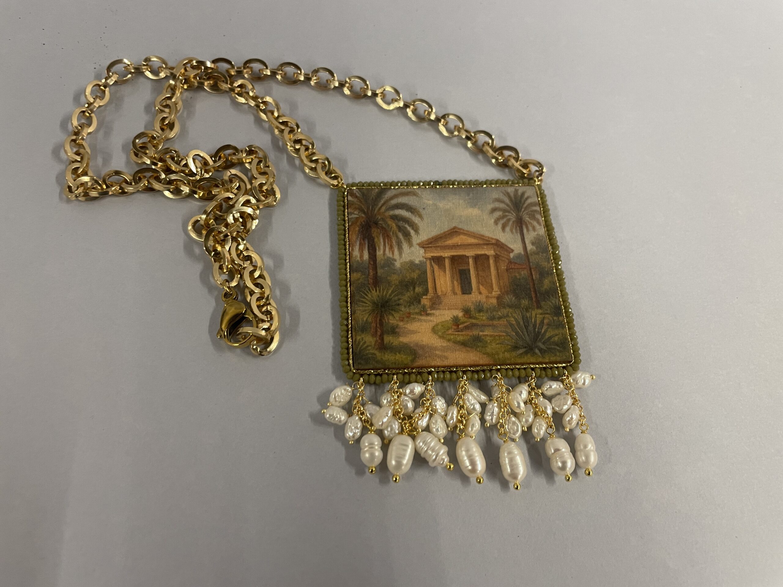 collana con tempio neoclassico palermo