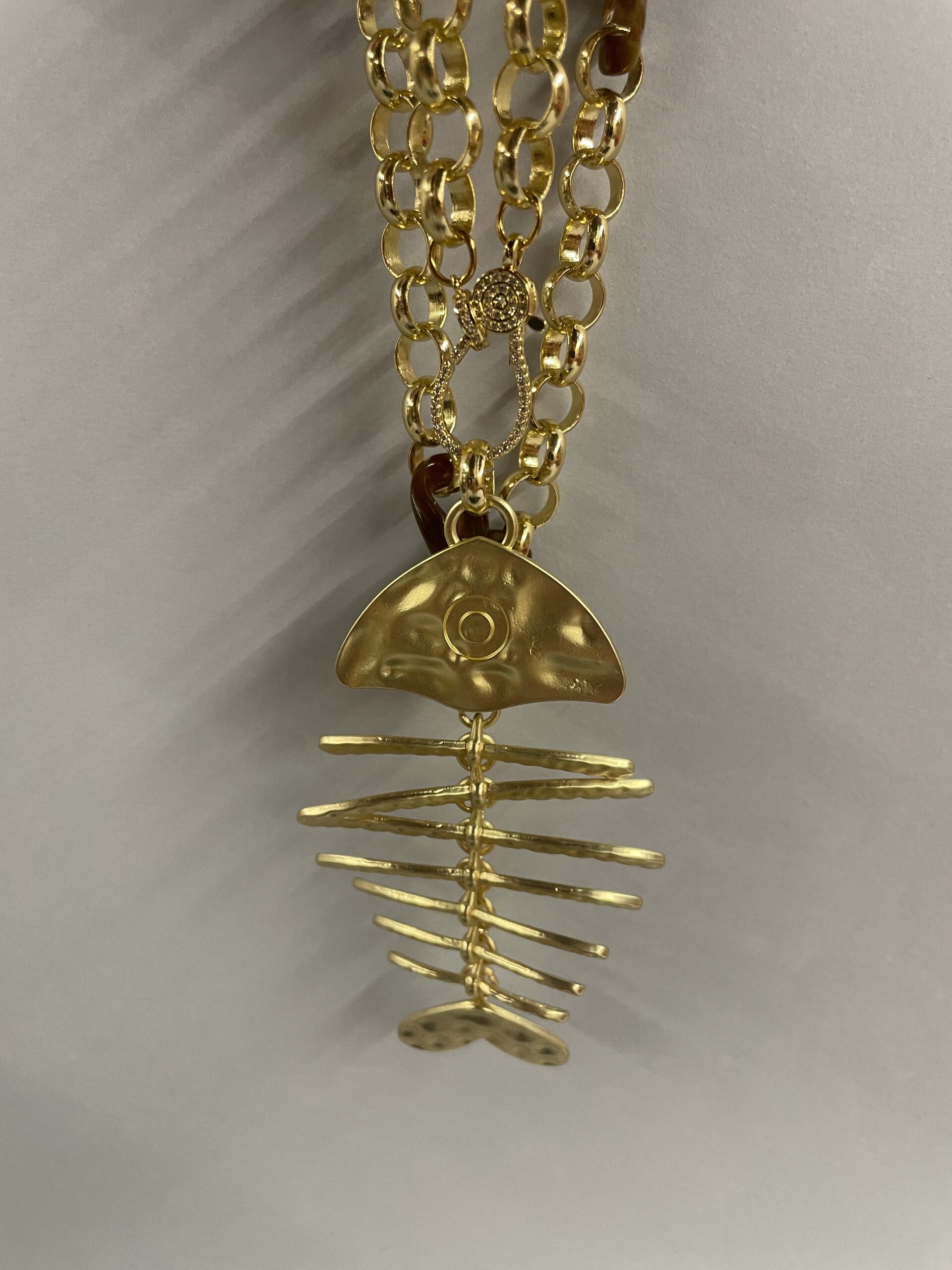 collana estiva con pesce