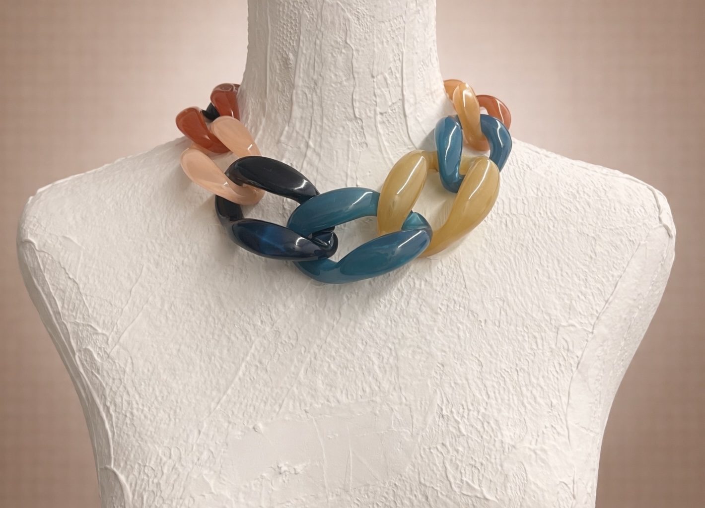 collana giorcollo con maglie di resina maxi di colore assortiti