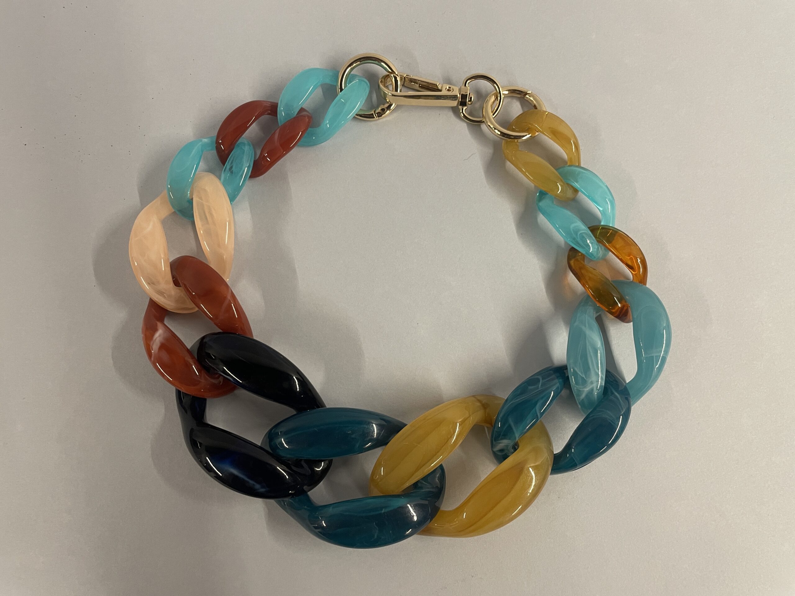 collana giorcollo con maxi maglie di resina con colori assortiti
